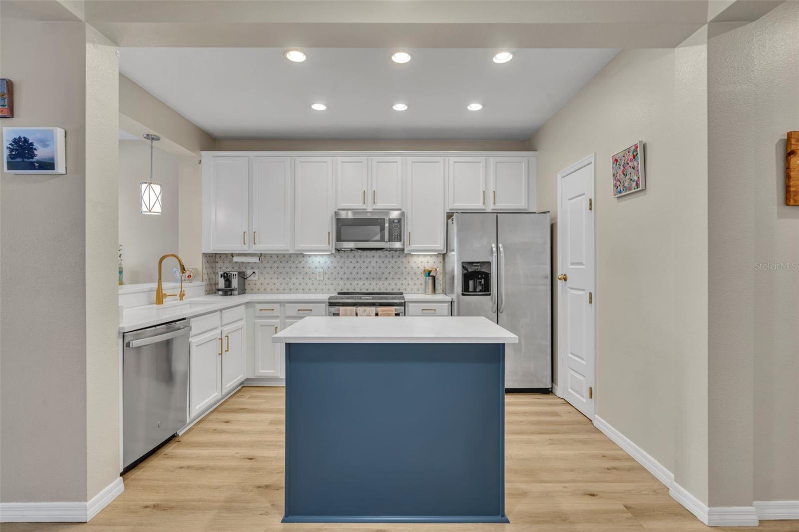 995 JUEL STREET photo 3