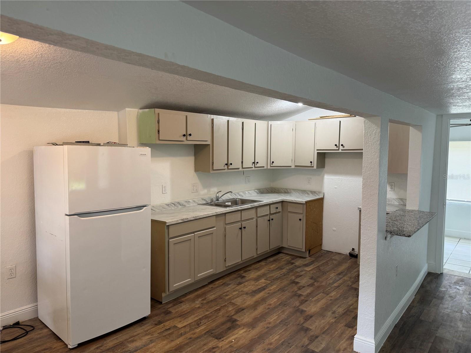 2112 LEE STREET photo 3