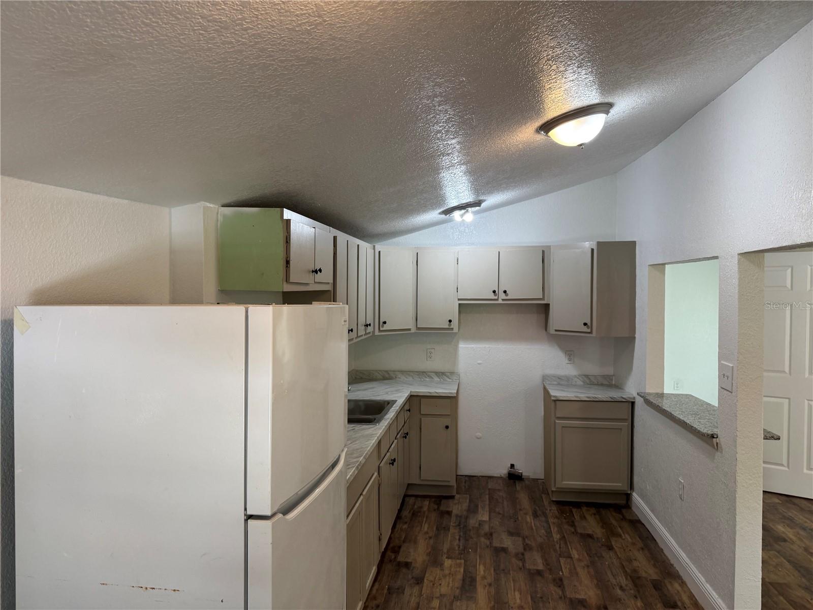 2112 LEE STREET photo 4