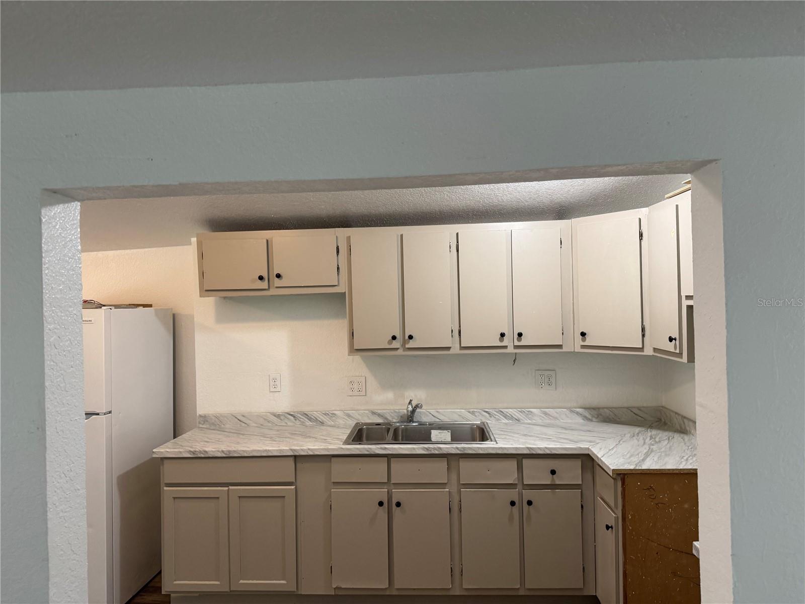 2112 LEE STREET photo 5
