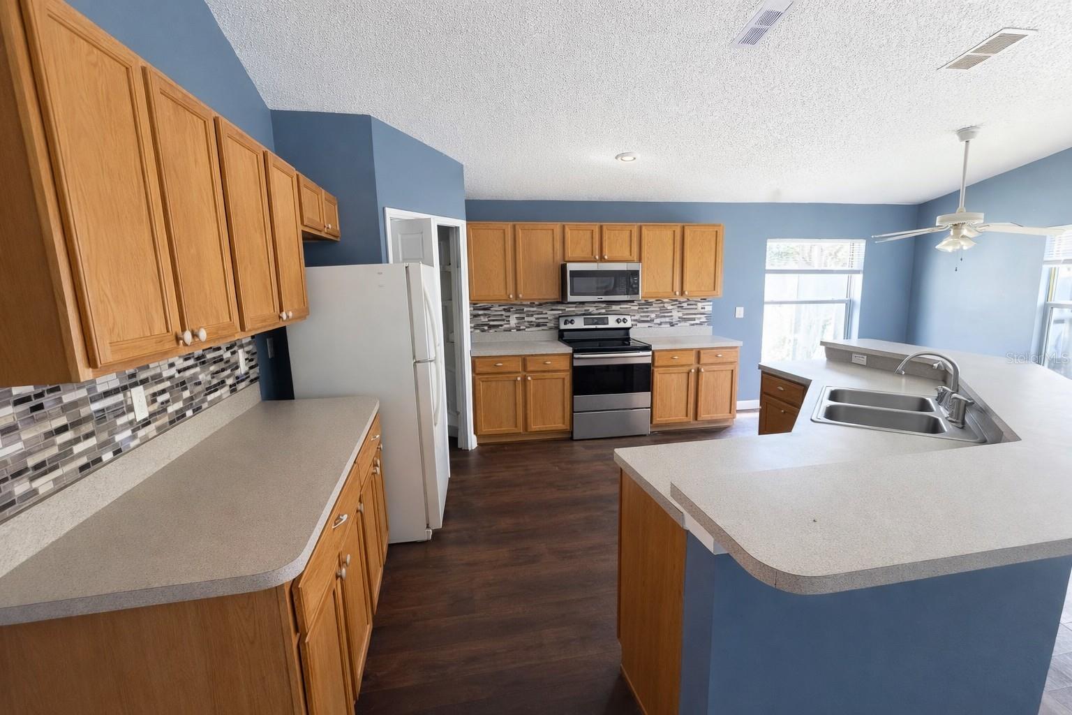 551 LAKE CHARLES DRIVE photo 4