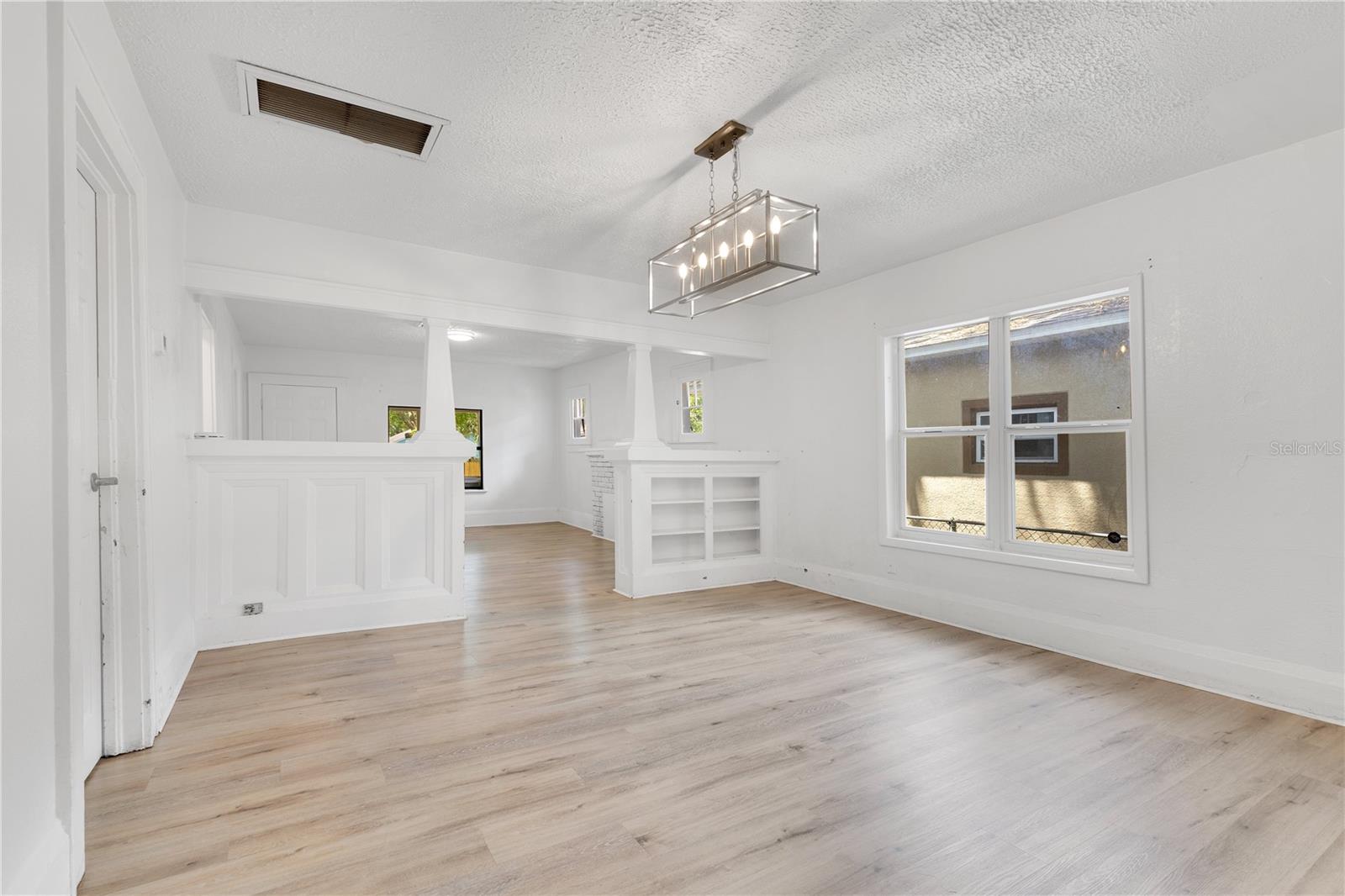 1029 COLYER STREET photo 4