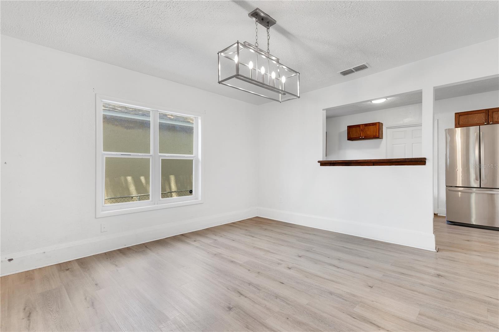 1029 COLYER STREET photo 5