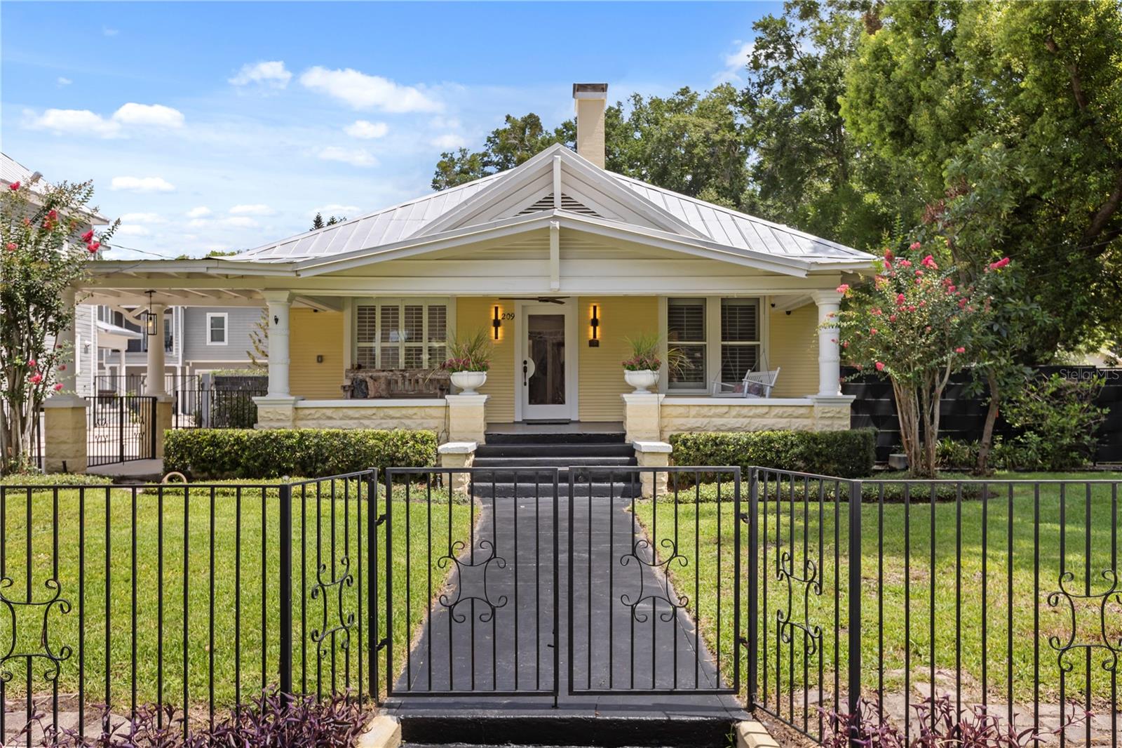 209 E AMELIA STREET photo 2