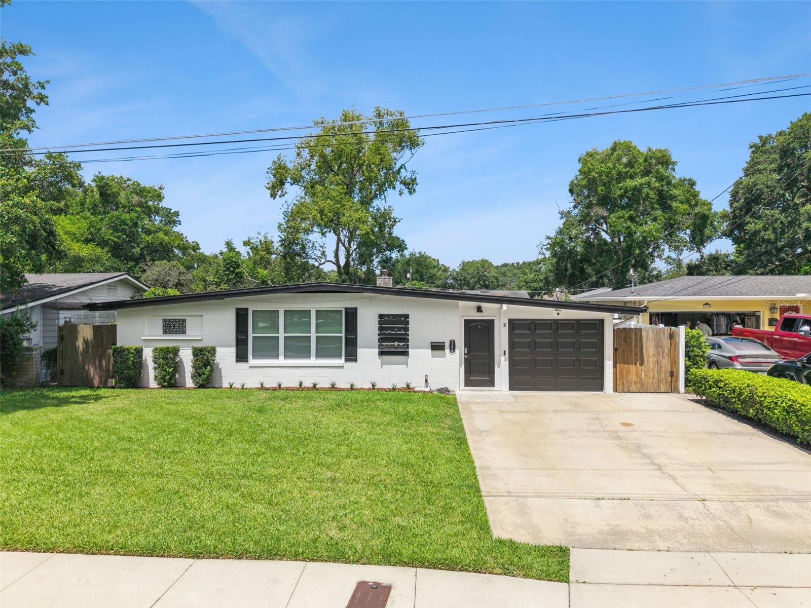 526 N HAMPTON AVENUE photo 4