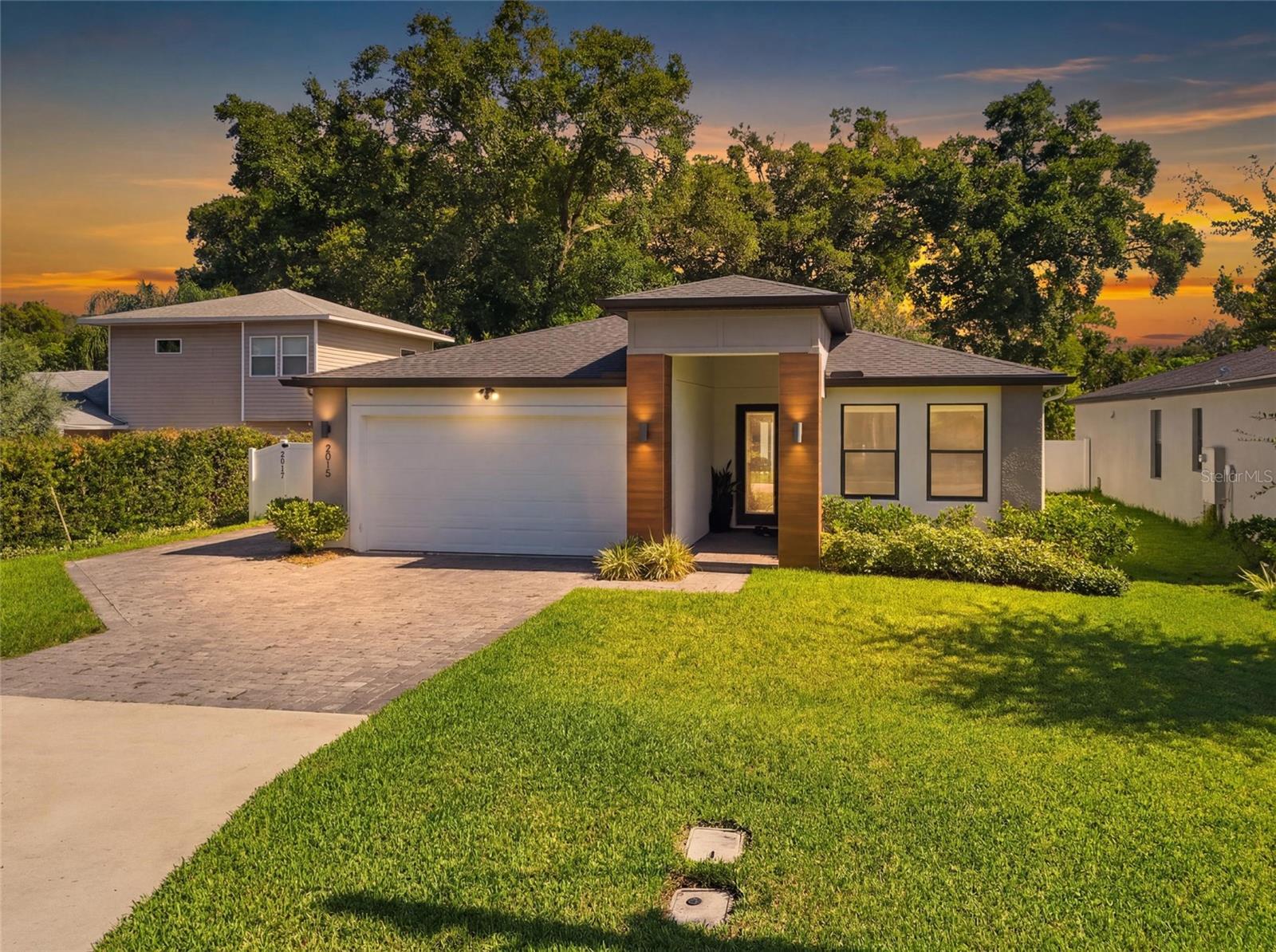 2015 E KALEY AVENUE