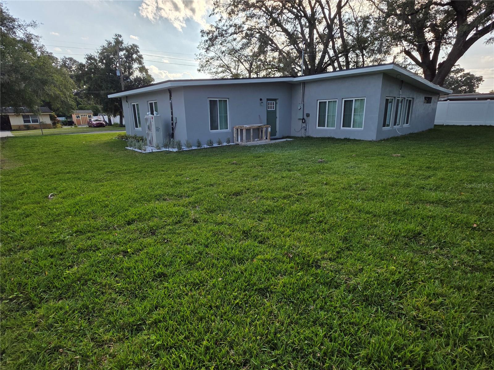 1911 W AMELIA STREET photo 3