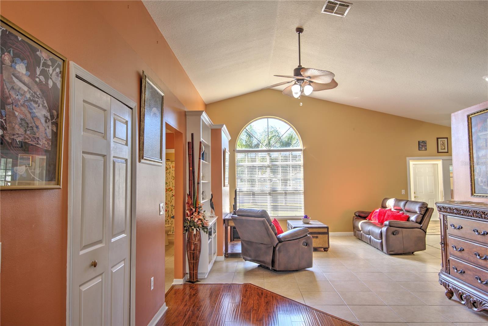 684 YORKSHIRE DRIVE photo 4