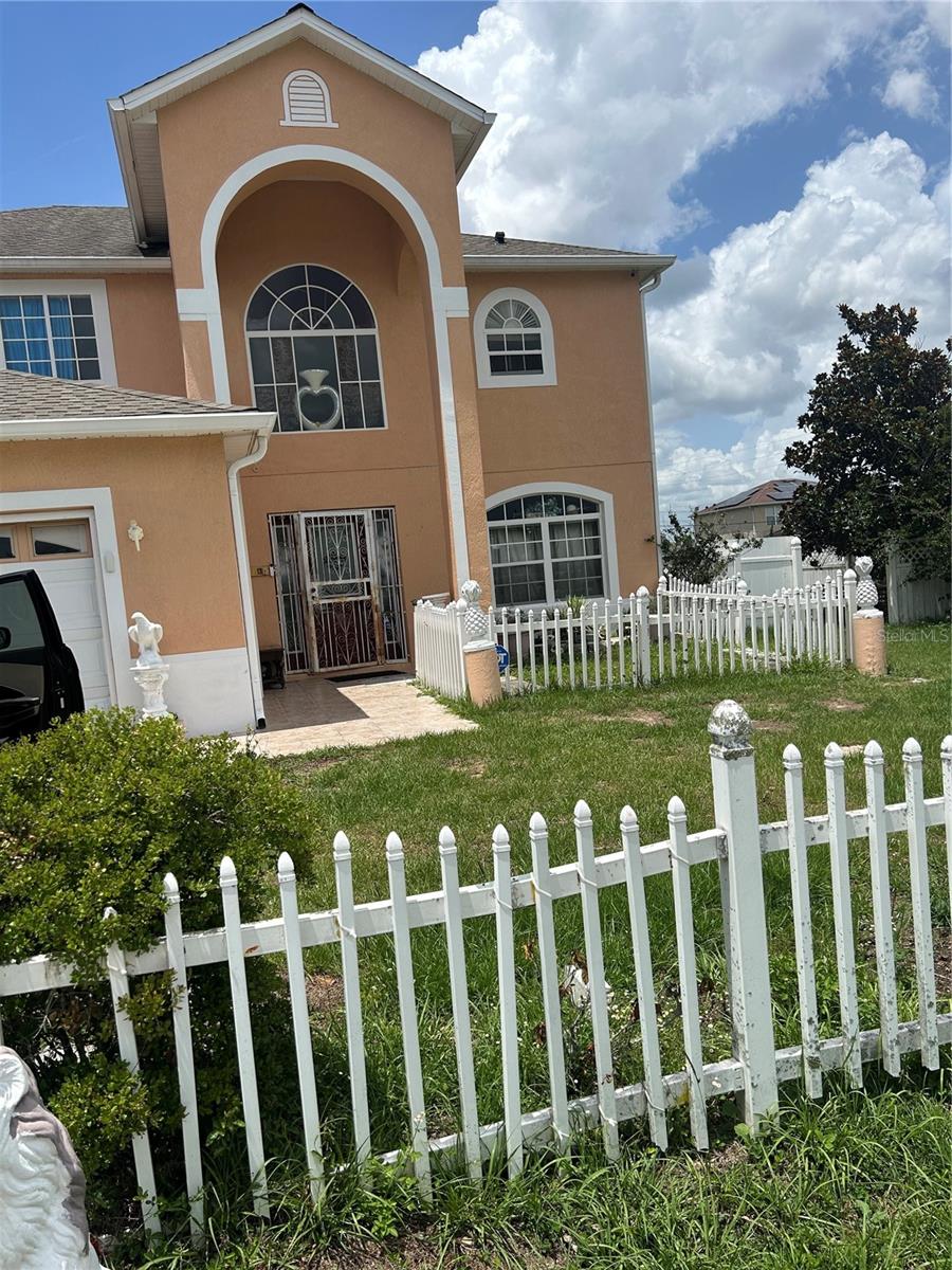 381 ALDERSHOT COURT photo 2