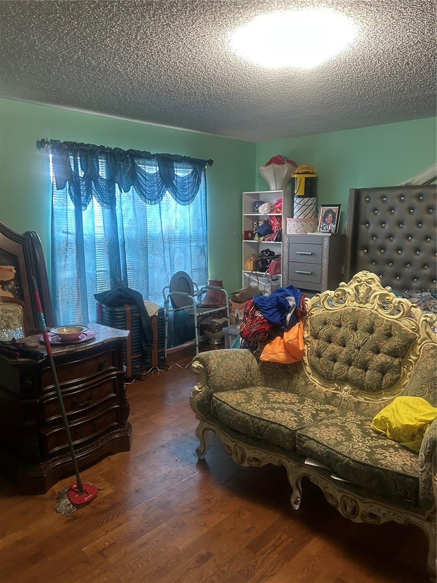 381 ALDERSHOT COURT photo 5