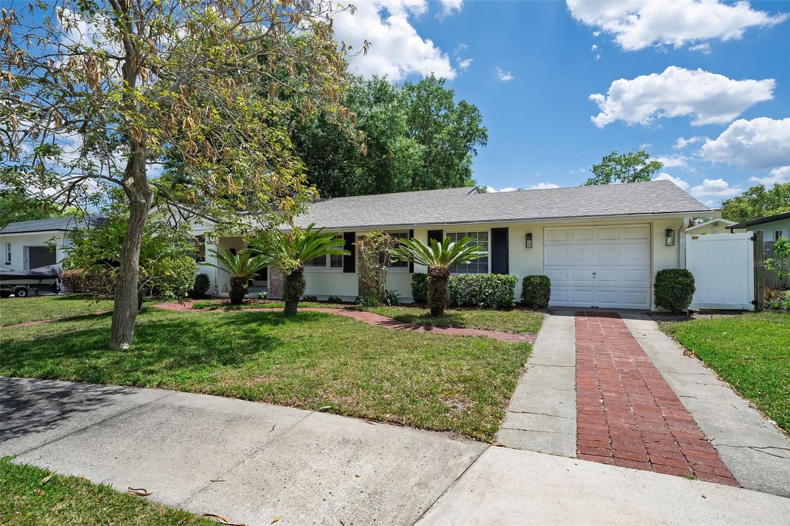 1448 CUMBIE STREET photo 3
