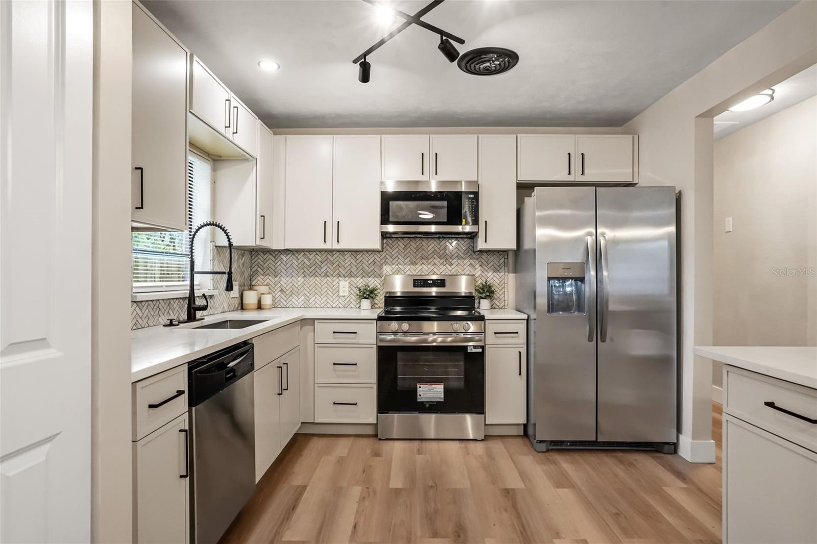 1348 RADCLYFFE ROAD photo 3