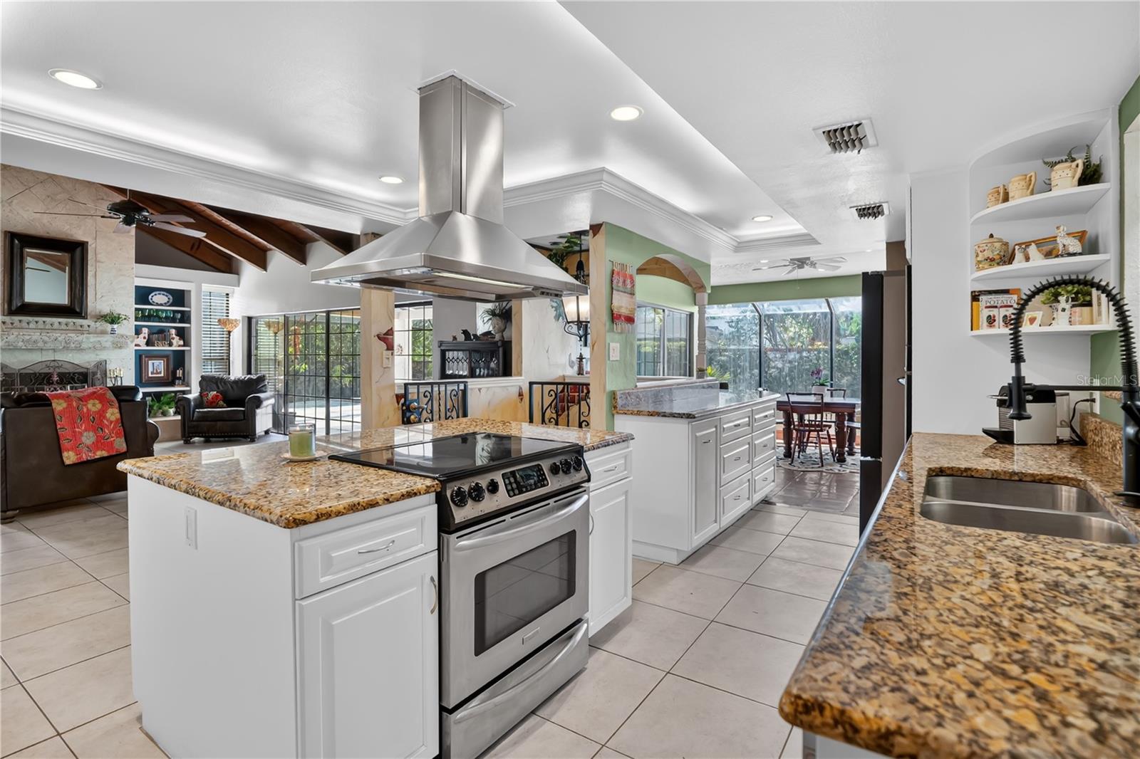 1367 CAMPBELL STREET photo 3
