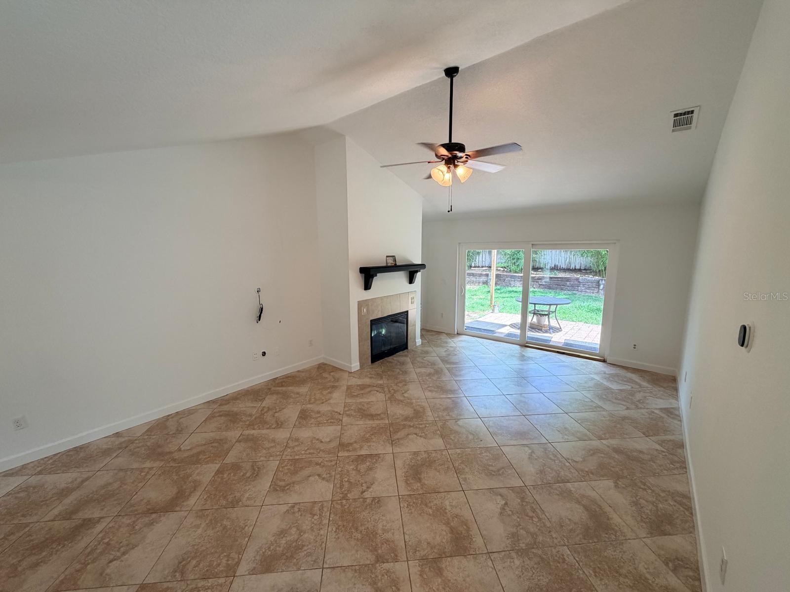 1083 BECKSTROM DR photo 2