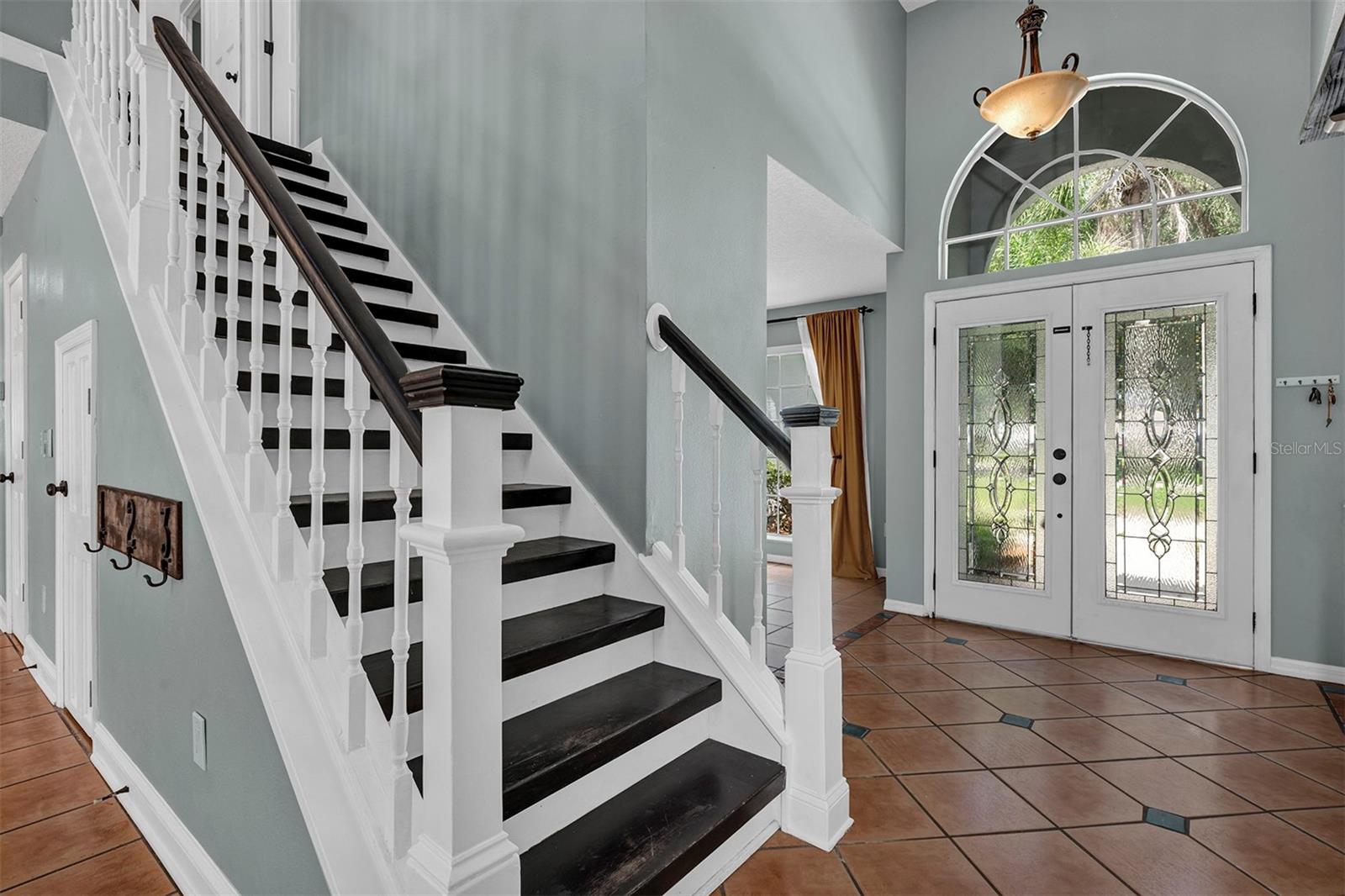 601 RED MAPLE COURT photo 4