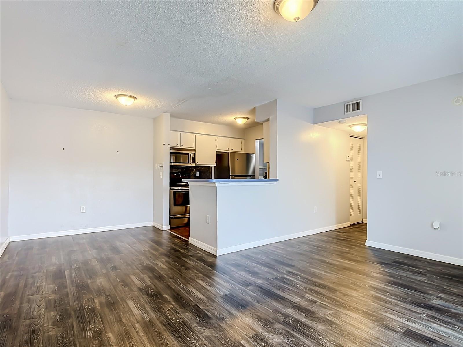1229 BERMUDA LAKES LANE #206 photo 4