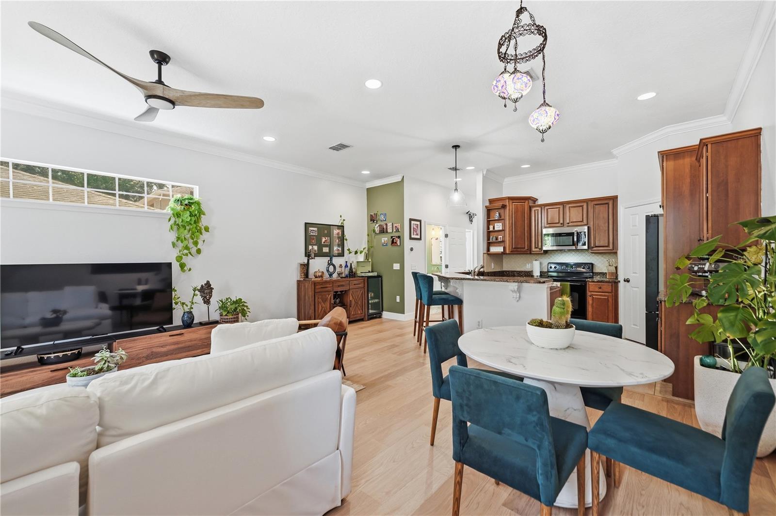 336 E KALEY STREET photo 3
