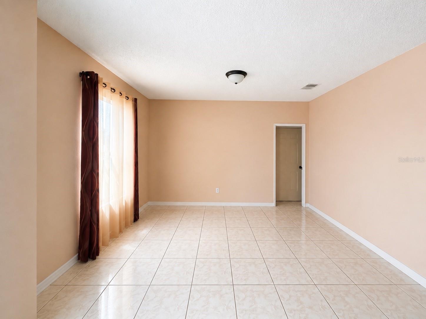 905 GLOUCESTER COURT photo 3