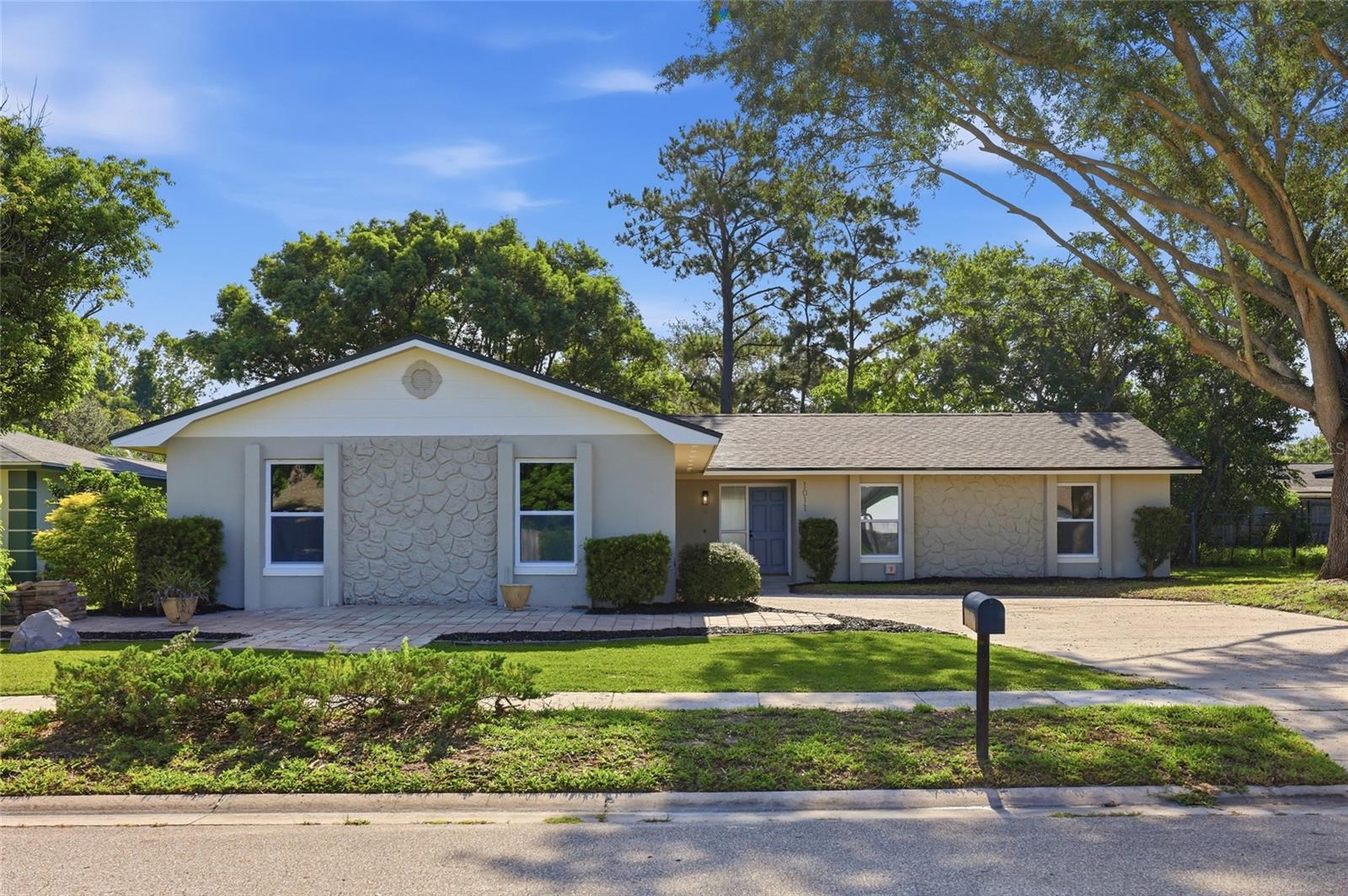 1011 MANCHESTER CIRCLE photo 2
