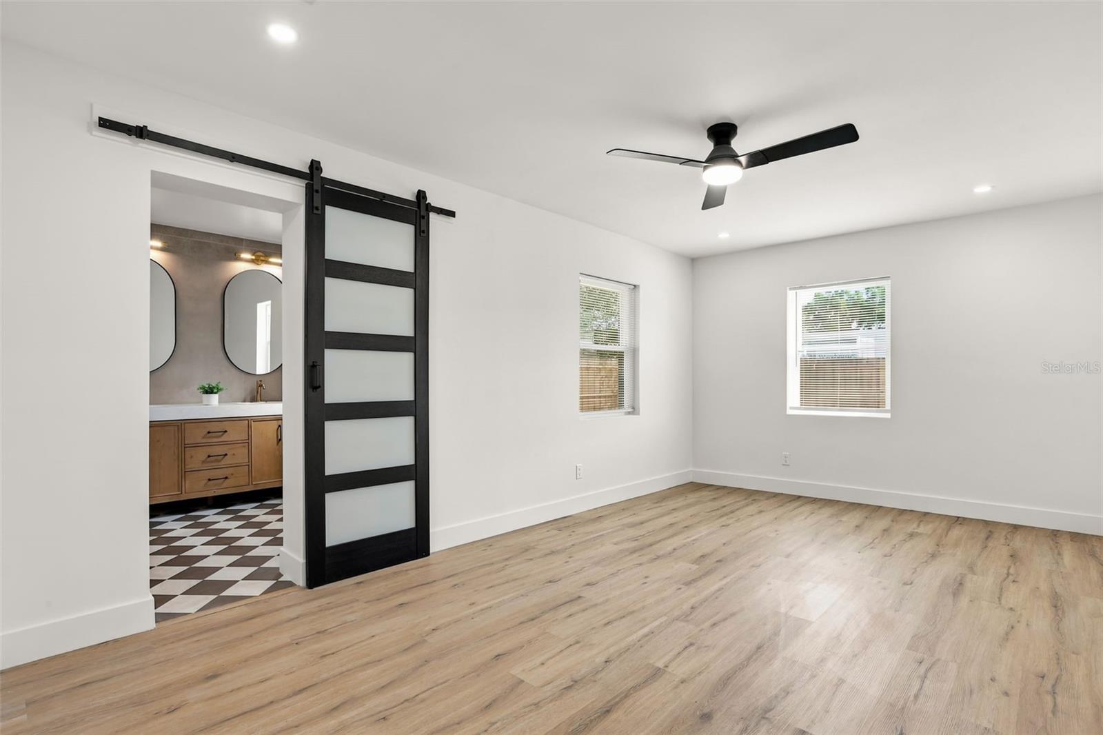 900 CARVER STREET photo 3