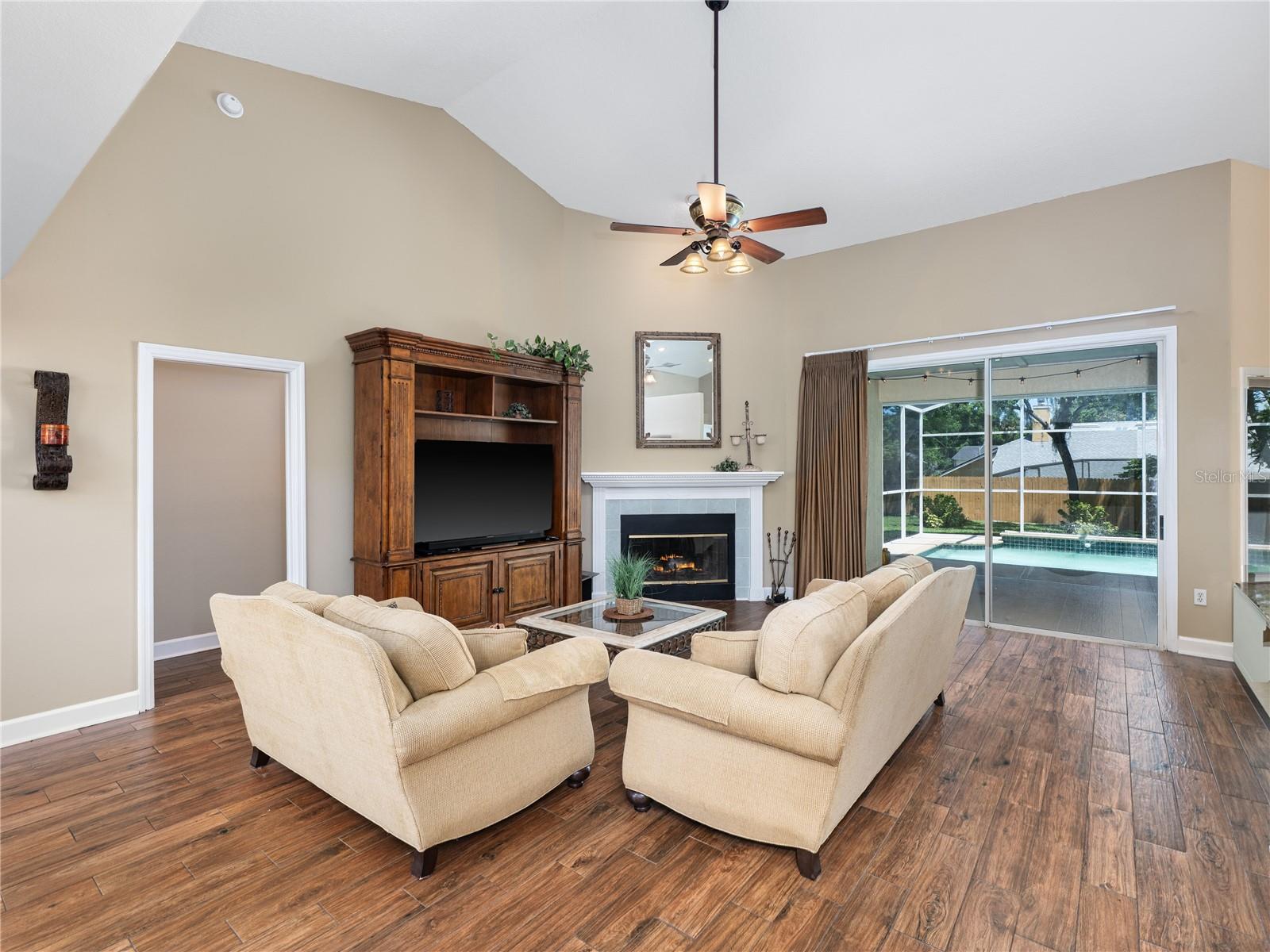 1045 ABBOTSFORD COURT photo 4