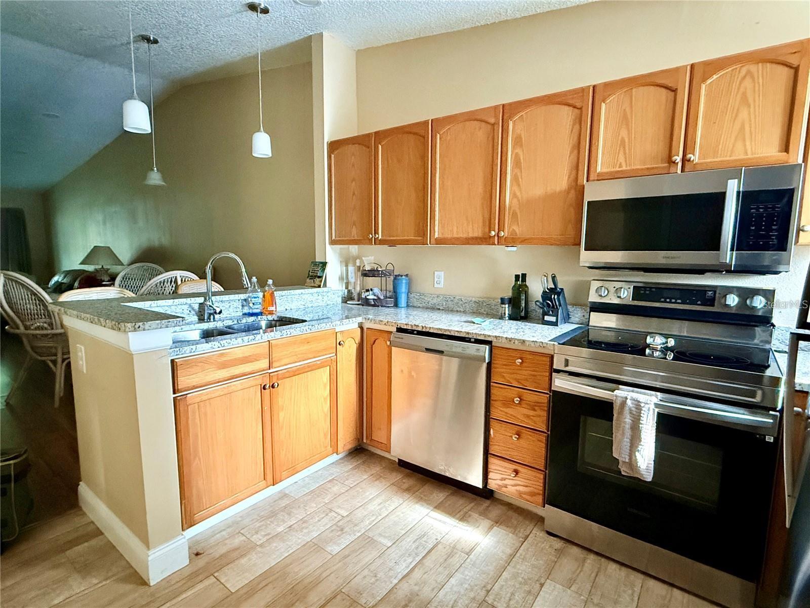 963 STUCKI TERRACE photo 3