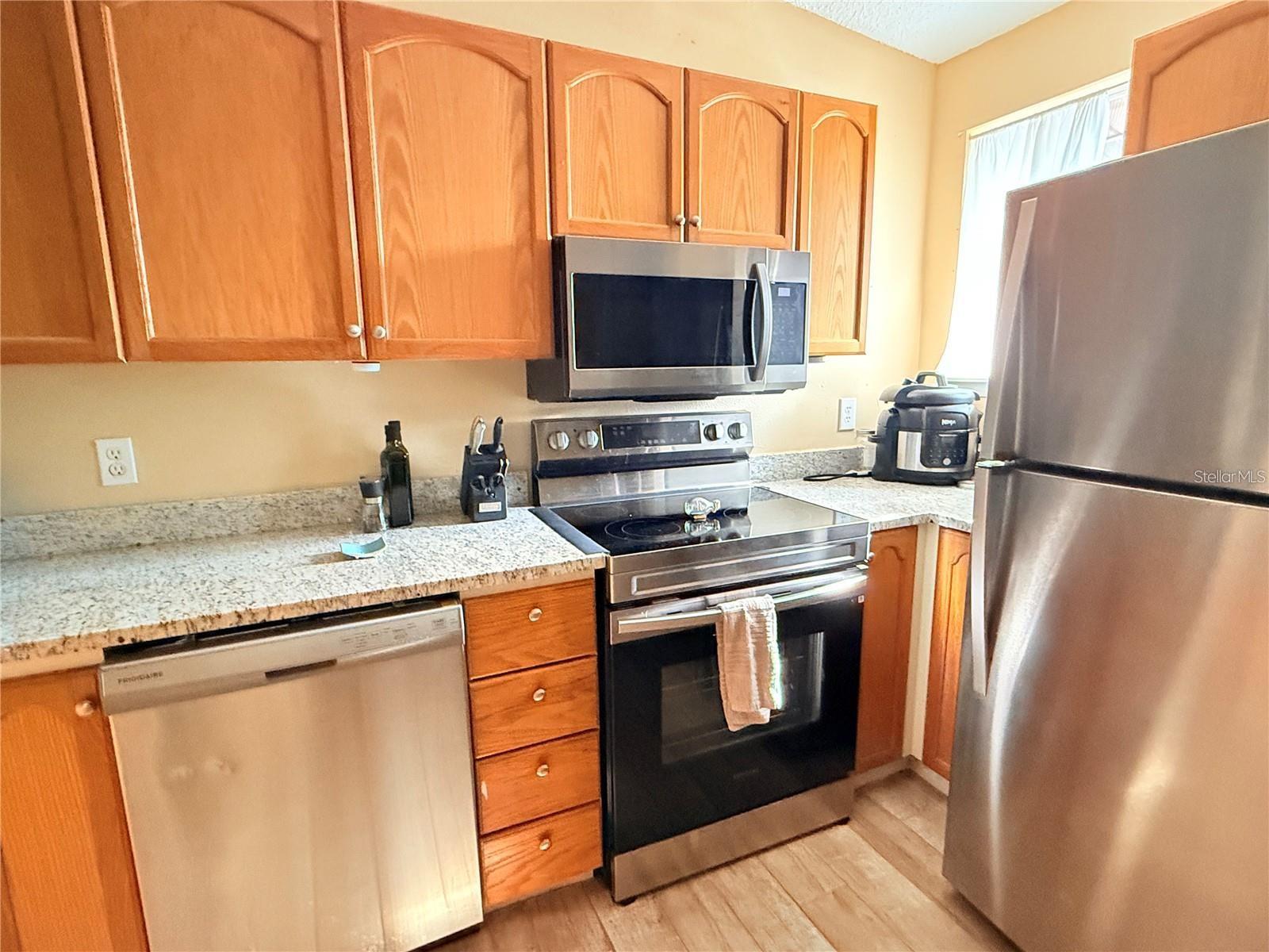 963 STUCKI TERRACE photo 4