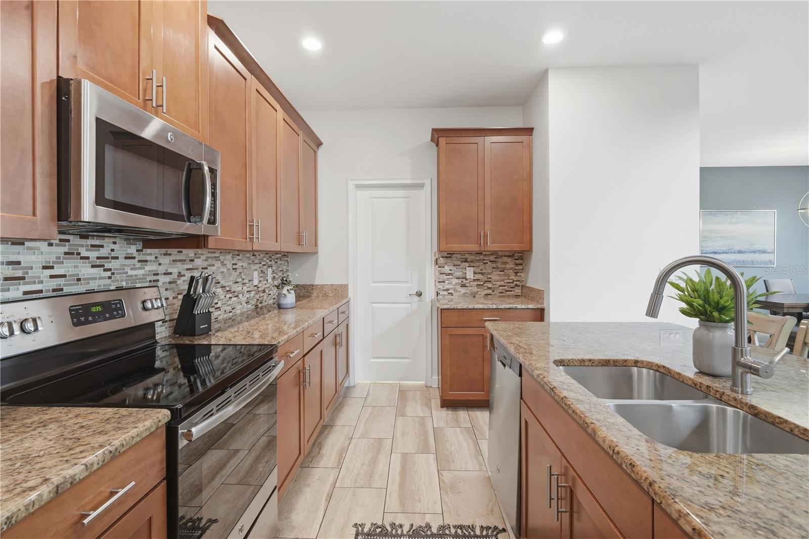 4722 Sleepy Hollow Drive — photo 15 of 40