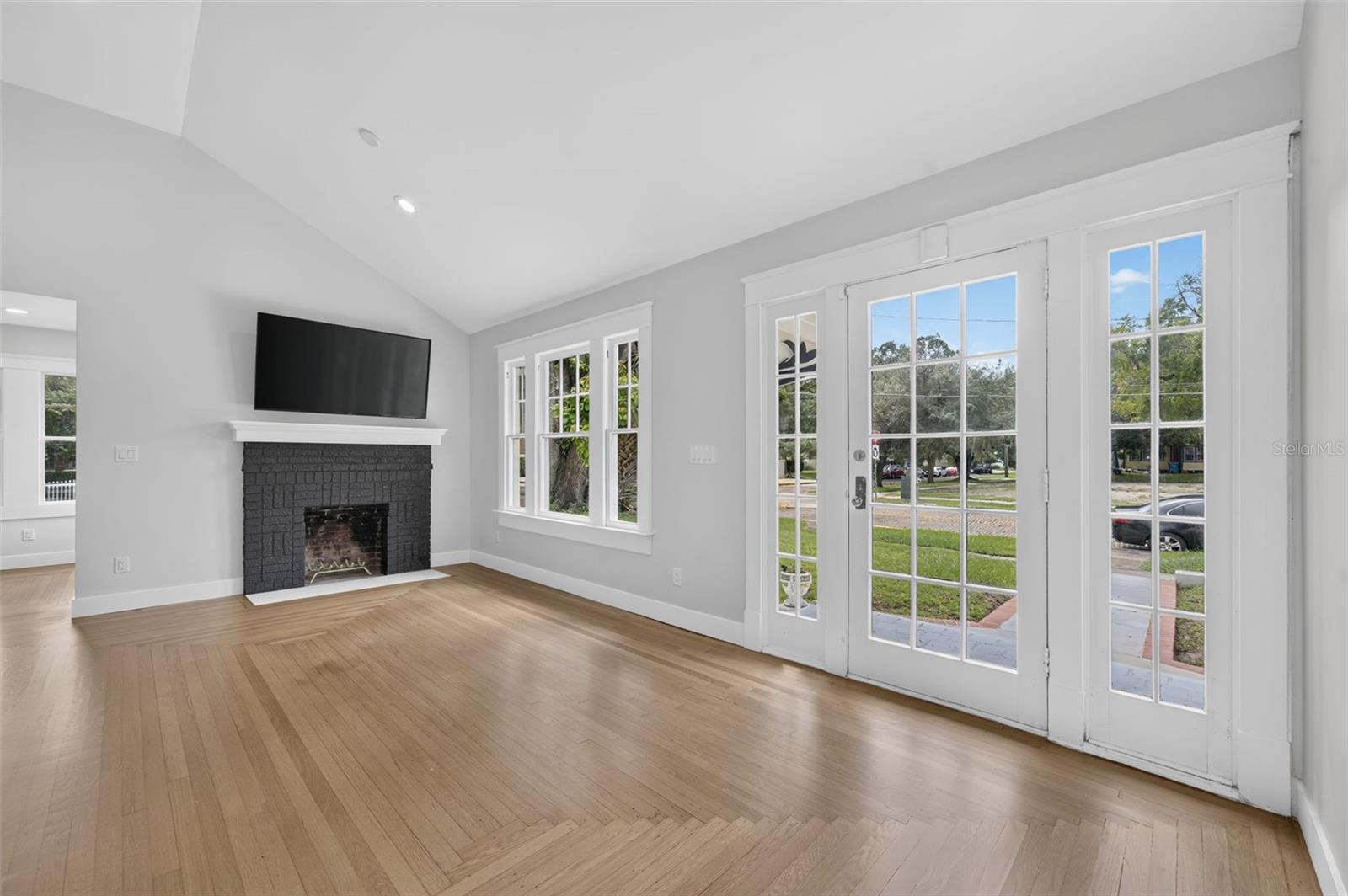323 E AMELIA STREET photo 4