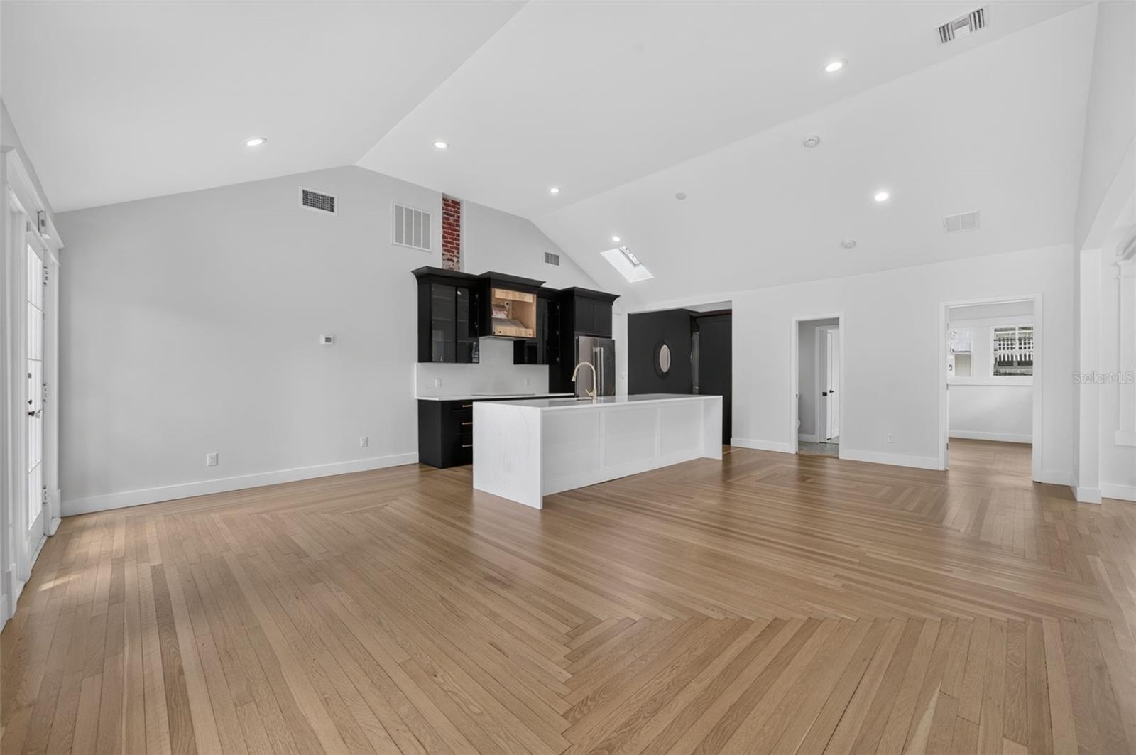 323 E AMELIA STREET photo 5