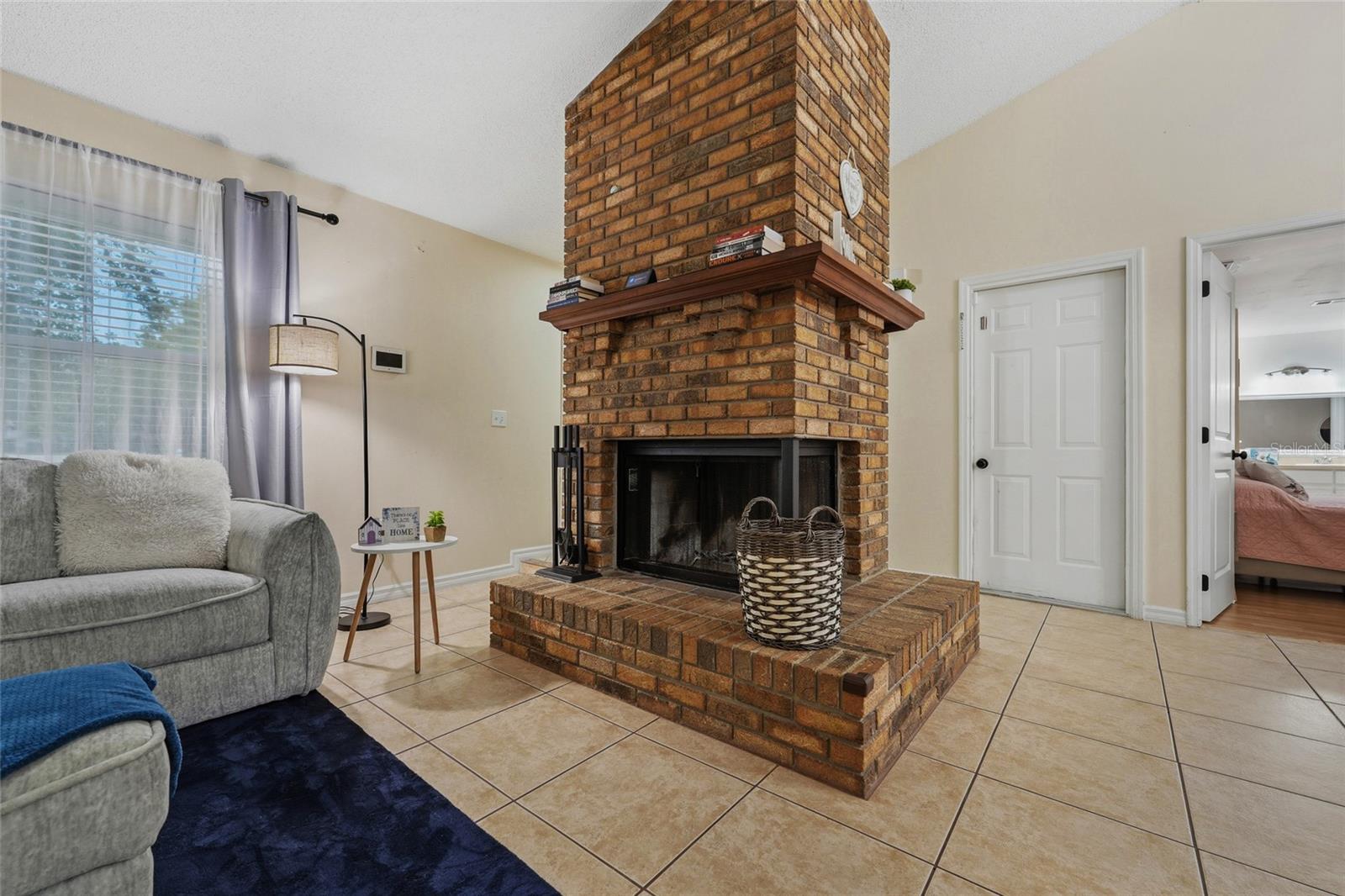 1012 GLENSPRINGS AVE photo 4