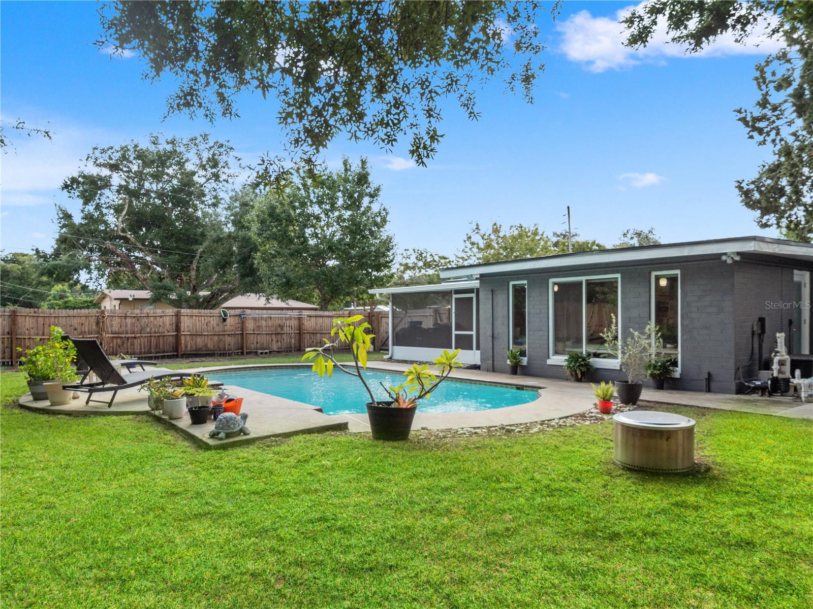 1210 CANBERRA AVENUE photo 2