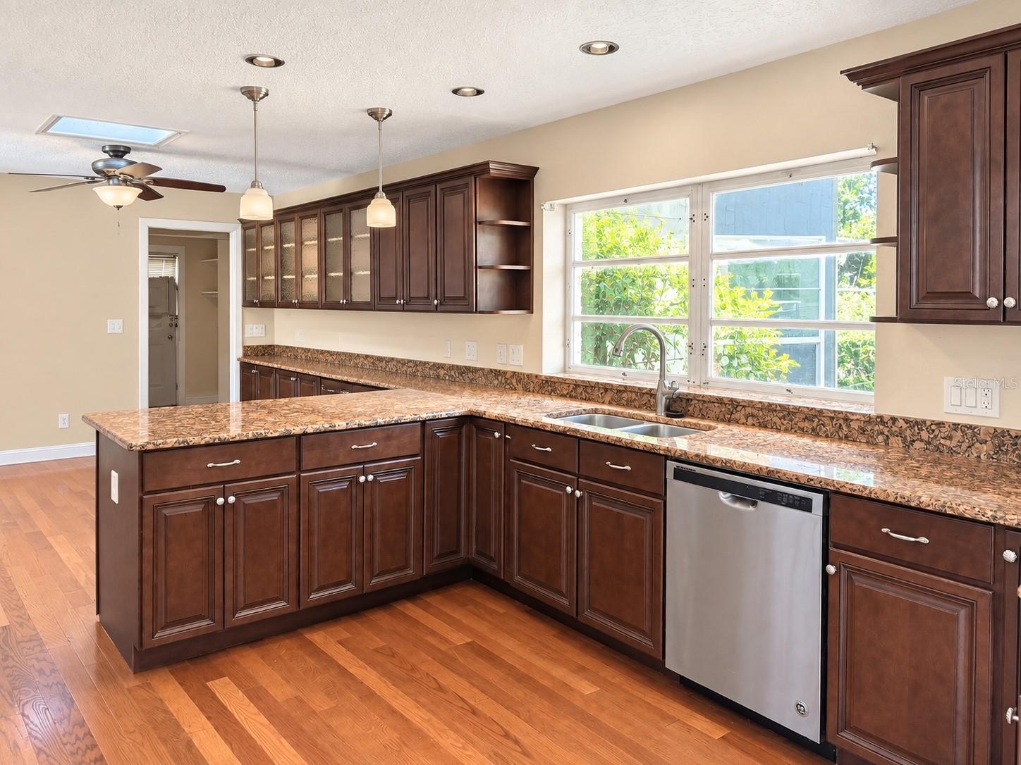 1522 ARTHUR STREET photo 4