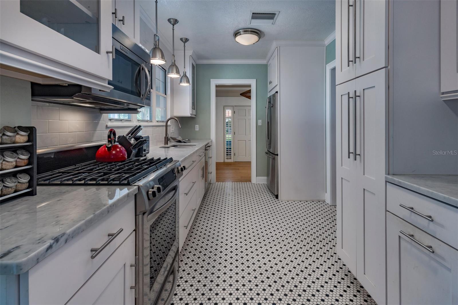 1411 DEVON ROAD photo 3