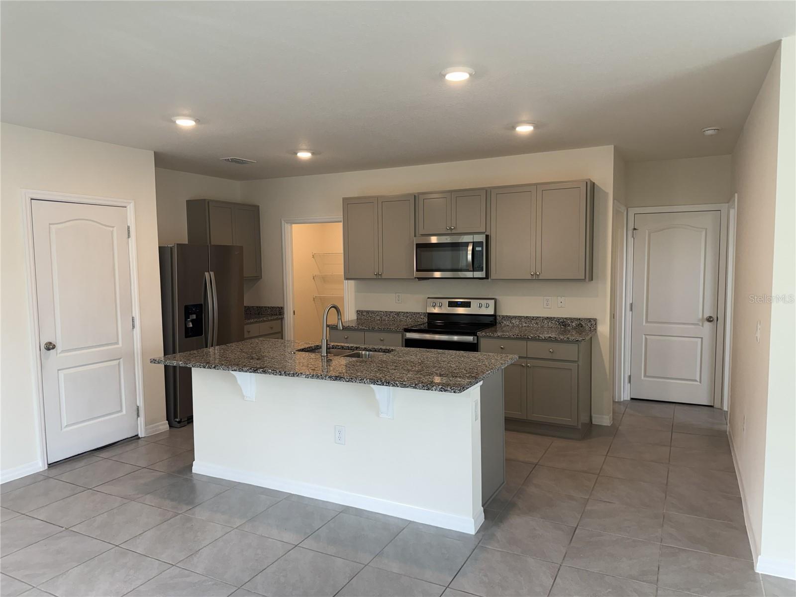 1071 CASCADE DRIVE photo 4